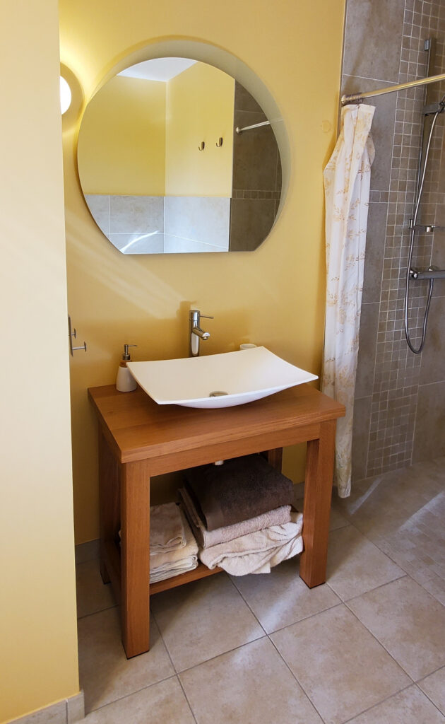 Meuble lavabo en chêne dans sa salle de bain