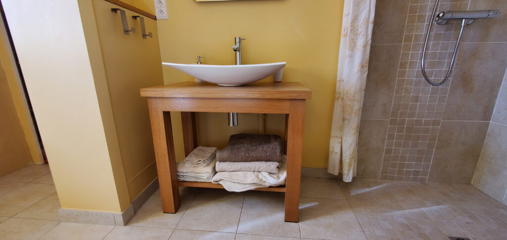 Meuble lavabo en chêne dans sa salle de bain